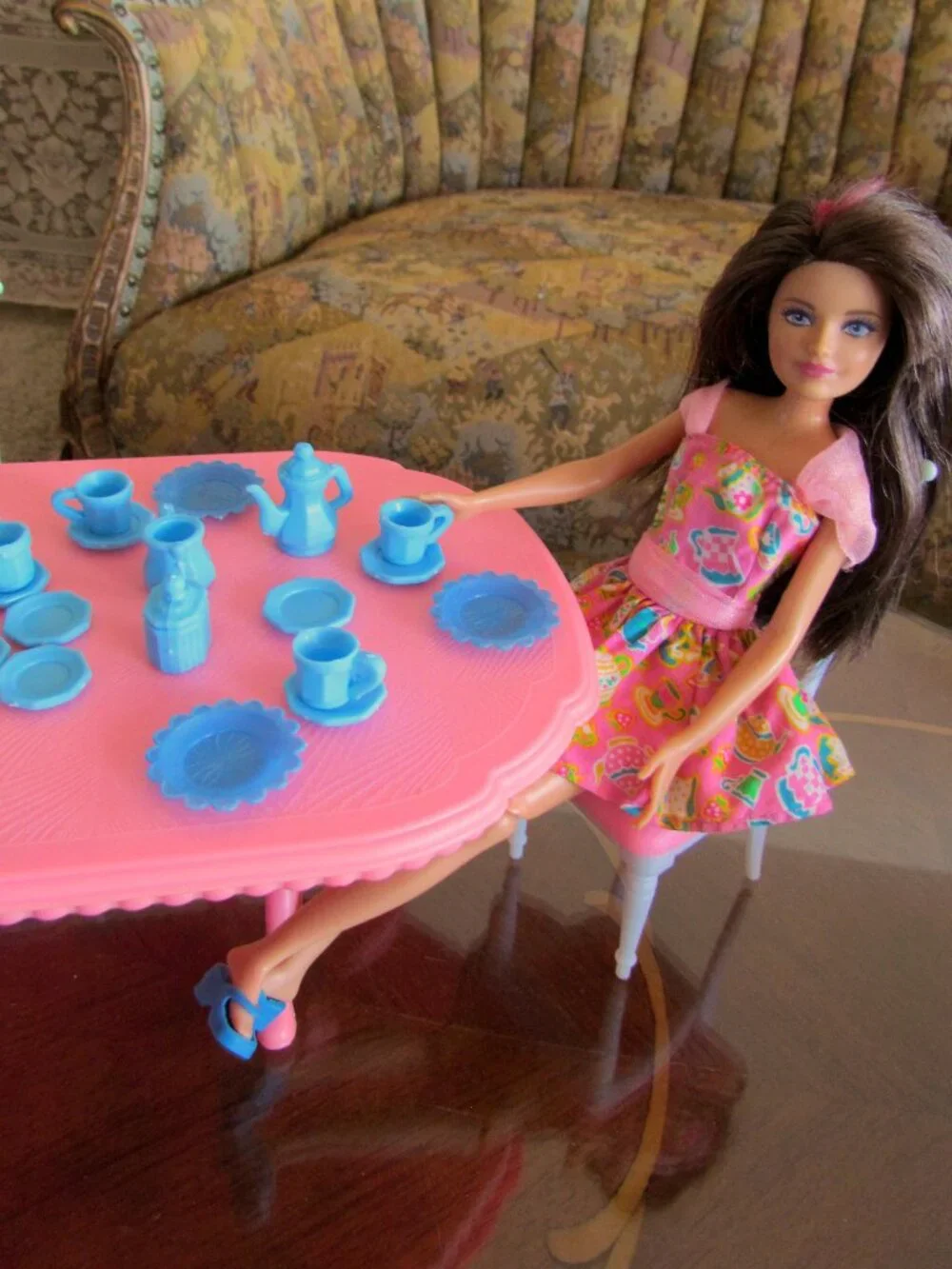 SKIPPER TEA PARTY DRESS & DISHES, ARTICULATED BARBIE SISTER w PINK HAIR STREAK